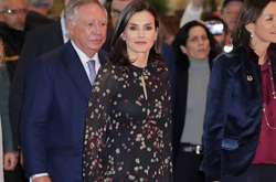 Королева Летиция в старом платье посетила выставку в Мадриде
