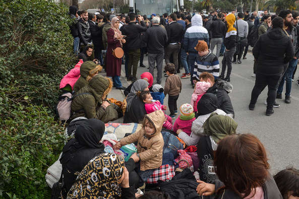 Туреччина відкрила кордон: сотні сирійських біженців пішки попрямували до ЄС