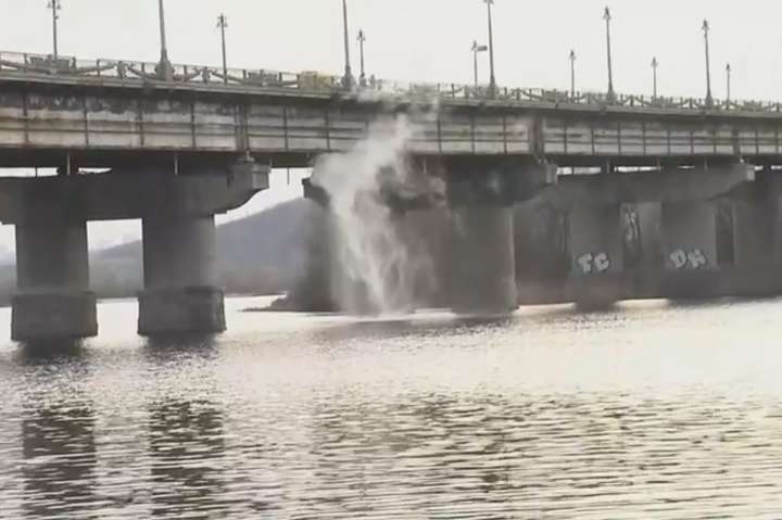 Прорив теплотраси на мосту Патона: без тепла залишилися близько 200 будинків (відео)