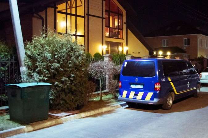 Попри опір: поліція провела слідчий експеримент в будинку Кожари