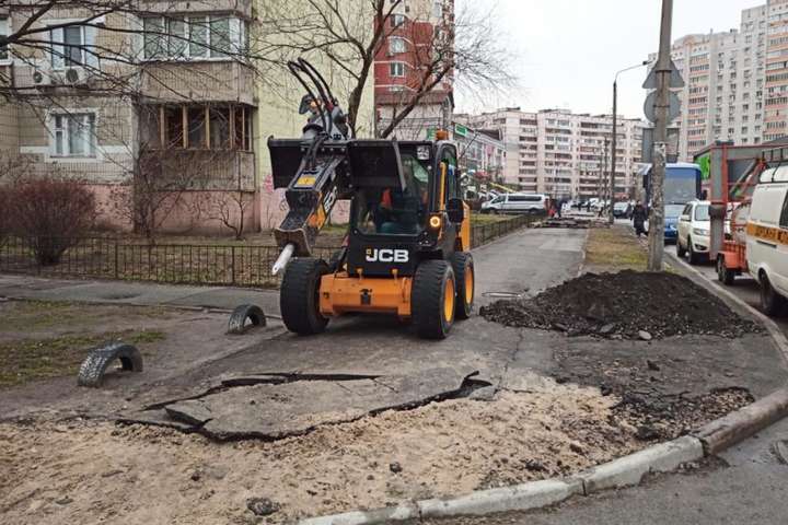 Від центру до околиць Києва: дорожники показали, як ремонтують тротуари (фото)