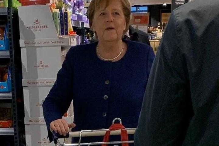 Незважаючи на карантин: Меркель помітили в супермаркеті з покупками (фото)