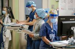 Медики відділу інтенсивної терапії Єврейського медичного центру у Лонг-Айленді, де проводять клінічні випробування препарату ремдезівір від компанії Gilead проти коронавірусу