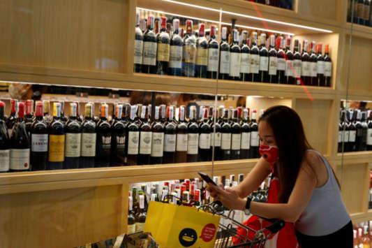 Вино літрами, пиво ящиками: американці під час карантину скуповують алкоголь