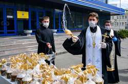 У Києві освятили 10 тисяч пасок для малозабезпечених людей