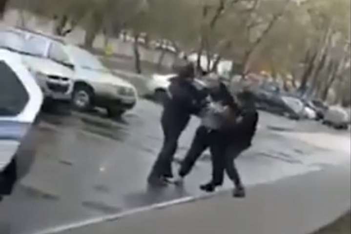 Як у Москві поліцейські «пакують» порушників карантину (відео)
