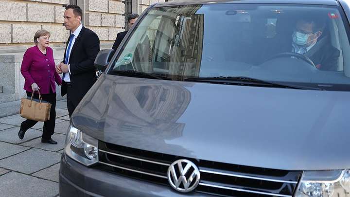 Меркель через коронавірус пересіла до старого мінівену Volkswagen (фото)