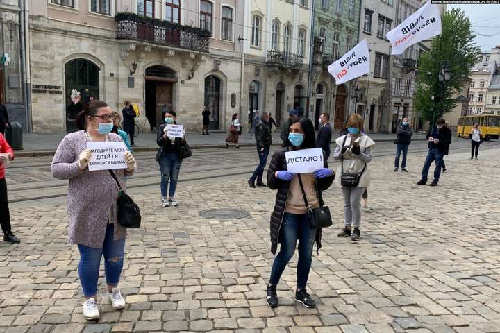 У Львові підприємці влаштували акцію протесту з дотриманням карантину