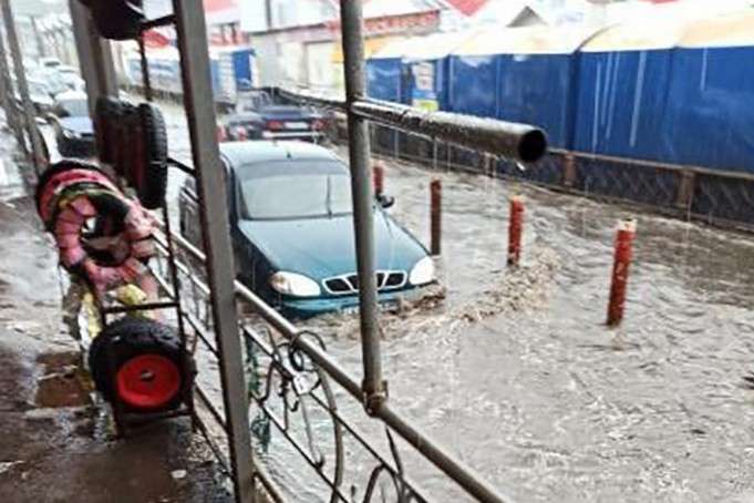 У Харкові пройшла потужна злива: затопило ринок «Барабашово» 
