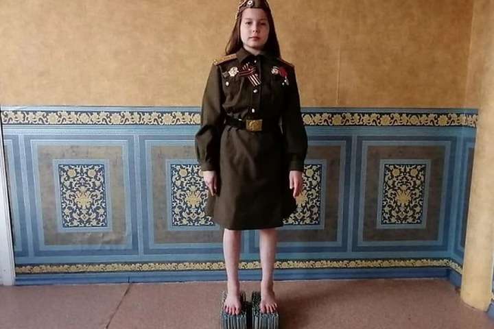 Подякувала ветеранам. Боса російська школярка більше години стояла на цвяхах