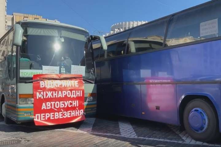 Автоперевізники штурмують Кабмін: поліція посилила охорону в центрі Києва (відео)