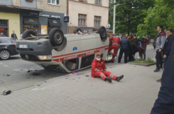 У Івано-Франківську Volkswagen протаранив «швидку», є постраждалі