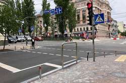 У центрі Києва з’явилася велосмуга зі спеціальними стійками (фото)