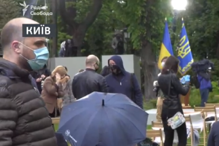 Журналістів на пресконференцію Зеленського пропускають у масках і рукавичках