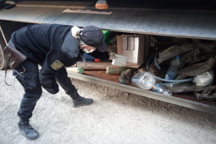 На Закарпатті прикордонники знайшли схованку з медпрепаратами у вантажівці, що прямувала до Сербії