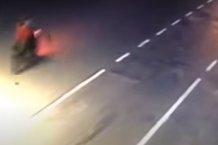 На Закарпатті патрульний на своїй автівці врізався в мотоцикл, двоє осіб загинули (відео)