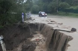 Негода на Прикарпатті та Буковині: затоплені будинки і дороги
