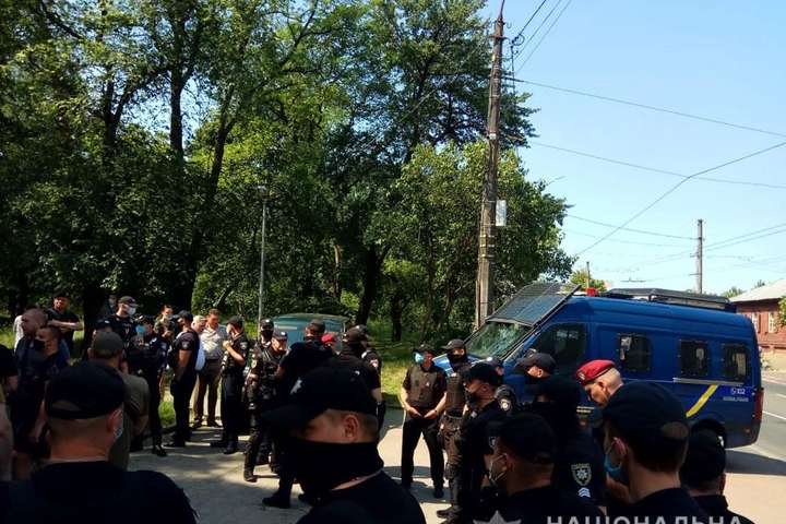 У Чернігові активісти закидали яйцями авто Рабіновича. Затримали 10 осіб, постраждав один поліцейський