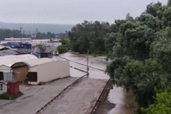 Паводок у Чернівцях: річка Прут затопила дорогу і заливає найбільші ринки міста 