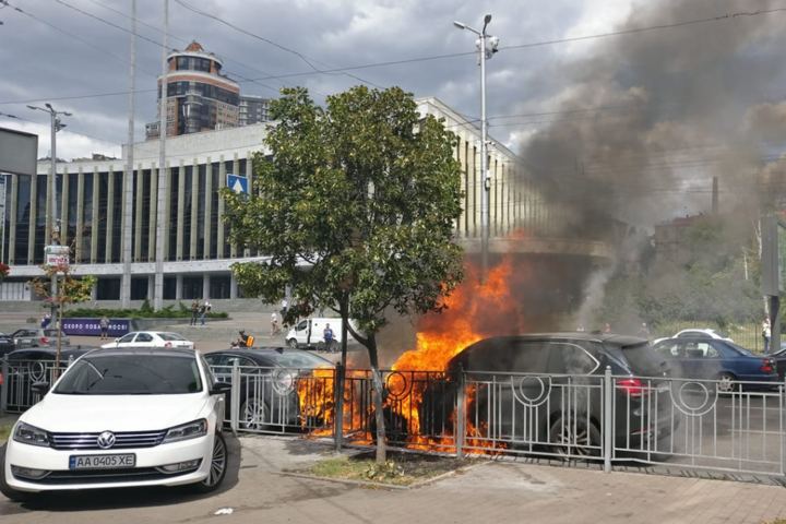 У Києві біля Палацу «Україна» горять машини