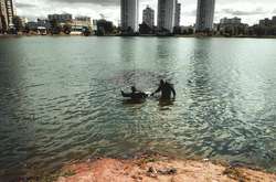 Смерть на воді: водолази дістали тіло чоловіка з озера на Оболоні (фото)