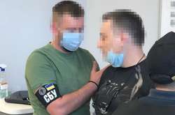 Мільйон гривень за маски для військових. СБУ затримала на хабарі посадовців Медичних сил 