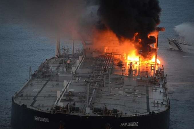 Біля узбережжя Шрі-Ланки кілька днів горить танкер з нафтою