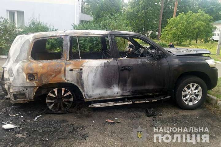 У Києві чоловік через помсту підпалив чужу автівку (фото)