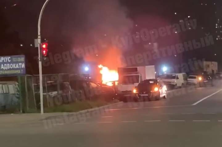 На паркінгу в Києві згоріли два автомобілі (відео)