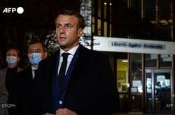 Президент Франції Еммануель Макрон прибув на місце вбивства неподалік Парижа