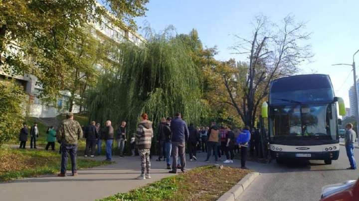 Выборы 2020: в Киеве задержали автобусы с «гастролерами» из Житомира