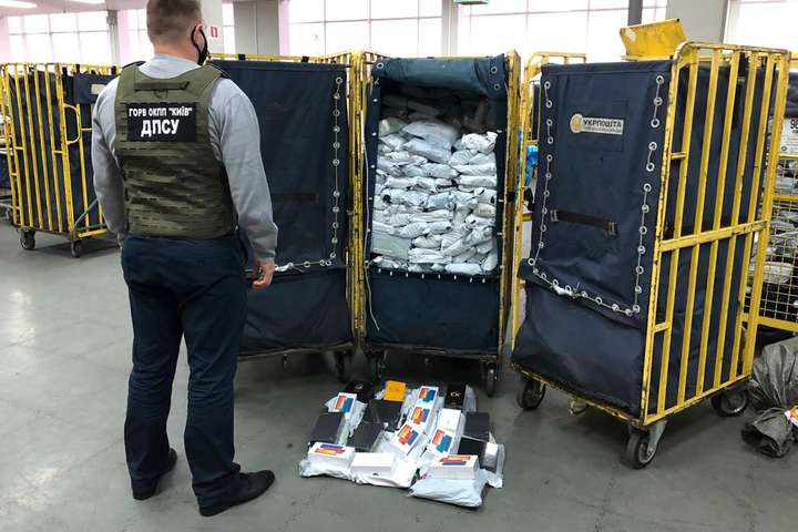 У «Борисполі» виявили 2,5 тонни контрабандних девайсів (фото)