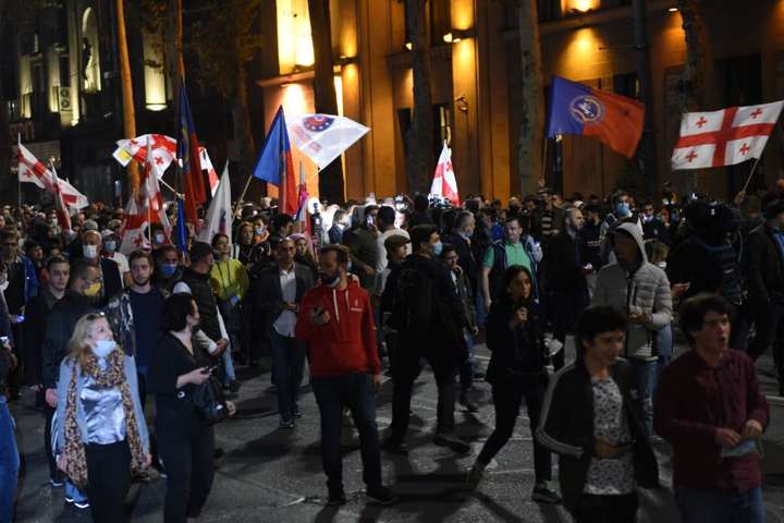Протестувальники встановили біля парламенту Грузії намети