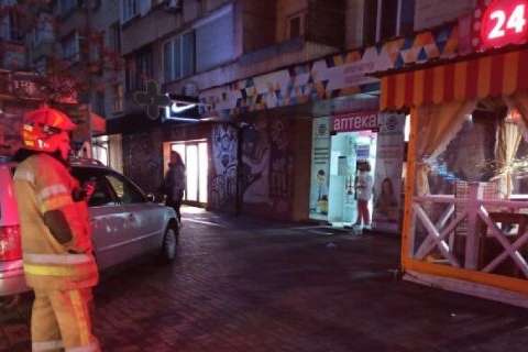 У центрі Києва чоловік погрожував підірвати кафе 