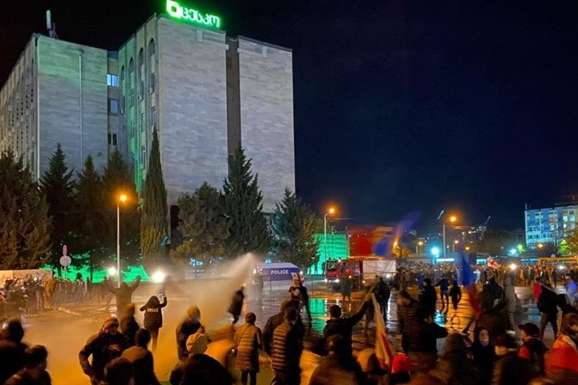 У столиці Грузії протестувальників розганяли водометами