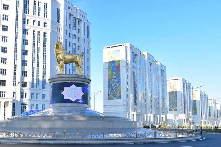 Президент Туркменістану відкрив гігантський пам'ятник алабаю з чистого золота