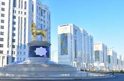 Президент Туркменістану відкрив гігантський пам'ятник алабаю з чистого золота