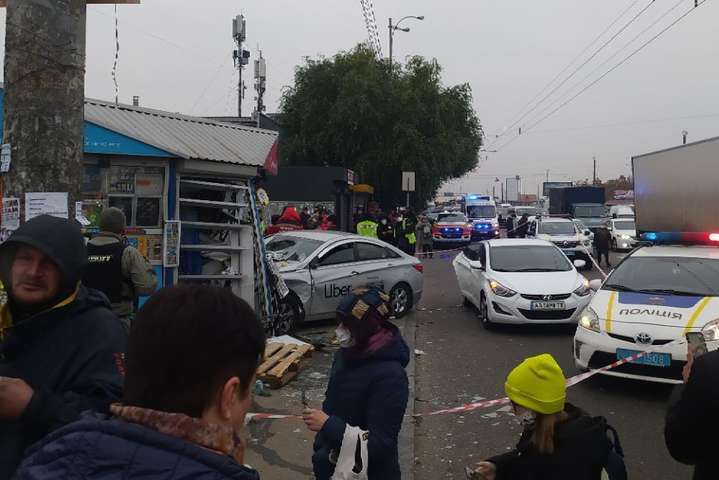 В Киеве автомобиль влетел в киоск на остановке, есть жертвы (фото, видео)