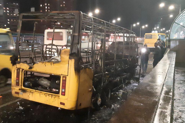 Маршрутне таксі згоріло біля станції метро «Академмістечко» (відео) 