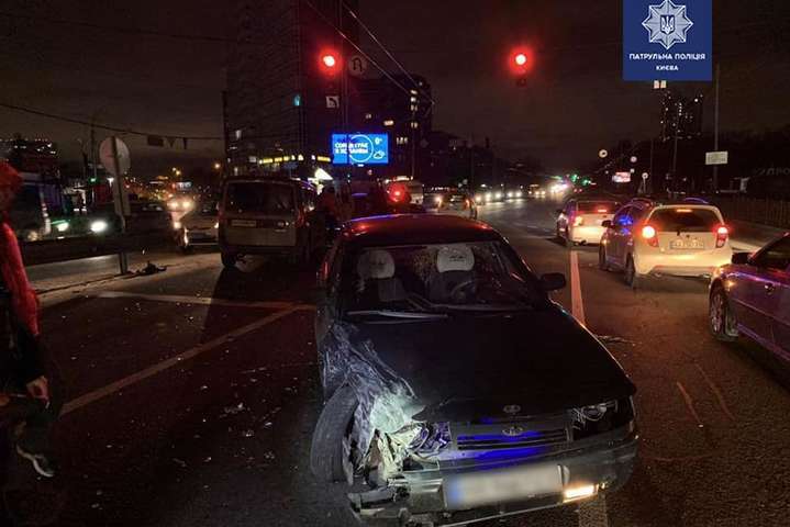 В столице пьяный водитель разбил пять автомобилей и провез женщину на капоте (фото)