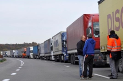 На кордоні з Росією утворилася черга із 300 вантажівок