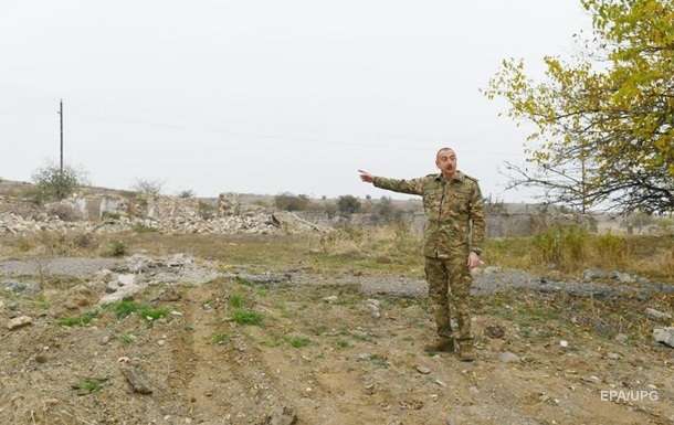 Алієв за кермом броньовика проїхався по Карабаху