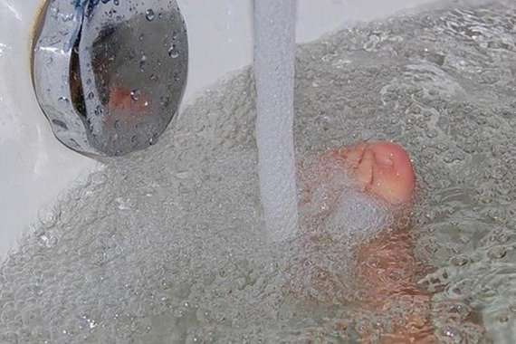 У Києві малюк ледь не втопився у ванні під час купання
