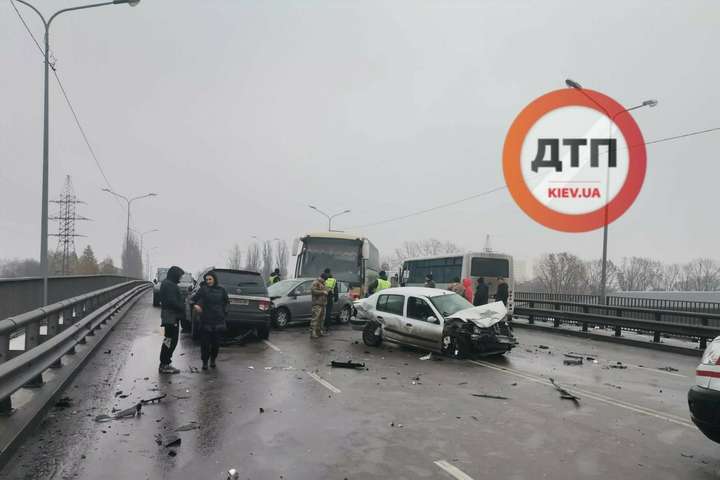 Під Києвом сталася масштабна ДТП: дев’ять розбитих автівок (фото)