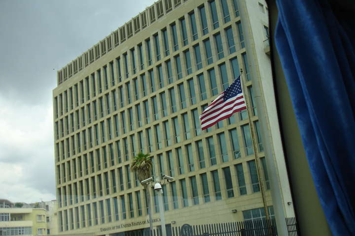 Чому в американських дипломатів у Китаї та на Кубі болить голова? Науковці назвали ймовірну причину