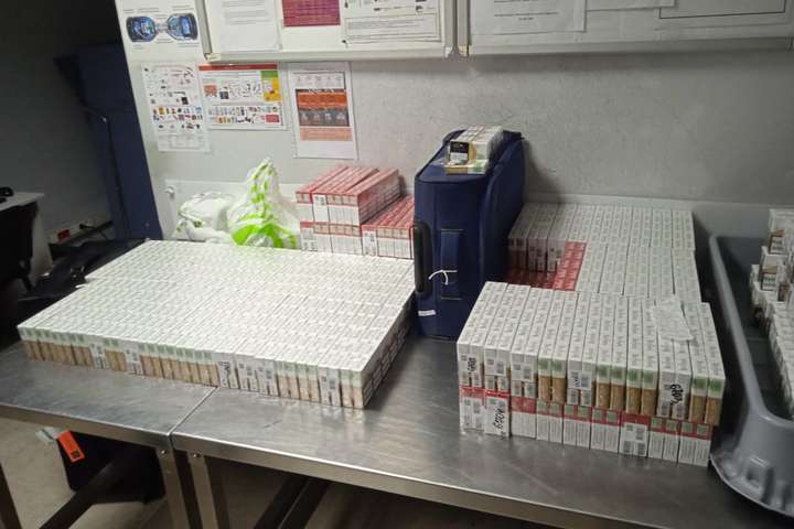 Тютюнова оборудка провалилась: у «Борисполі» у британця виявили півтори сотні блоків цигарок