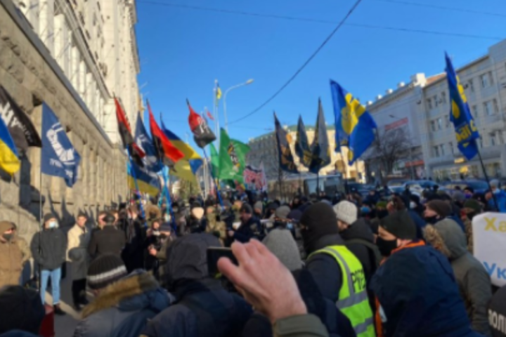 Засідання Харківської міськради. Біля будівлі зібрався мітинг 