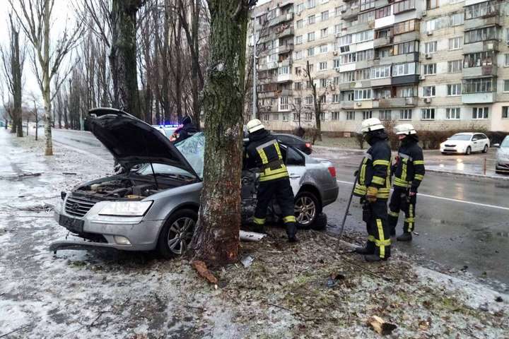 Смертельна ДТП на Русанівці: рятувальники вирізали тіло водія з автівки (фото)