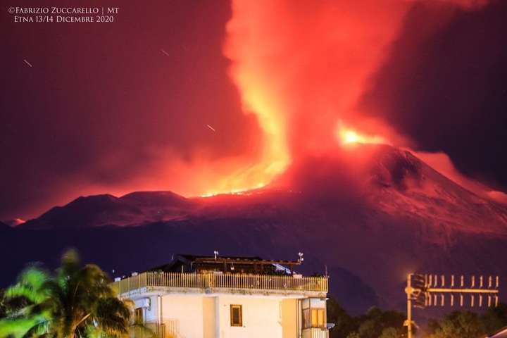 На острові Сицилія в Італії прокинувся вулкан Етна