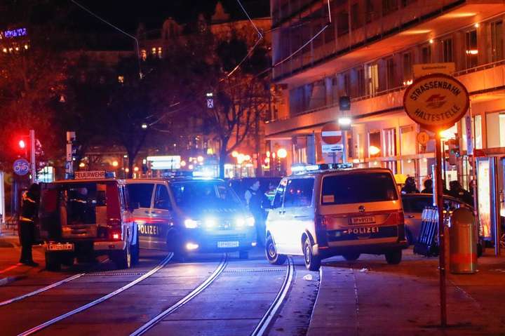 Двох ймовірних спільників виконавця теракту у Відні взяли під варту